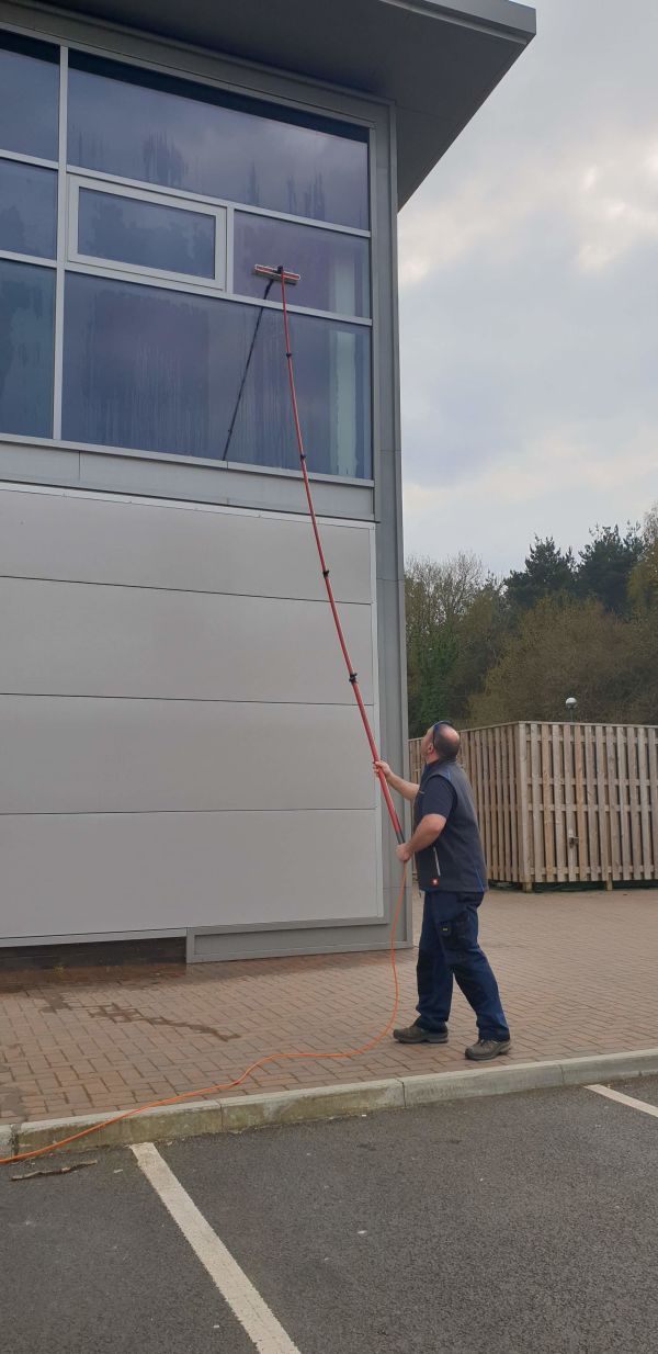 commercial-window-cleaning-using-pole-2